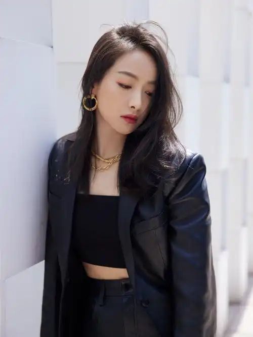 抹胸造型加上v领设计能够让你秀出自己的傲人事业线,而且像这样的v领