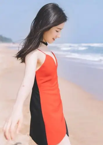 她是章子怡最看好的女星20岁只穿一件吊带出门身姿太绝