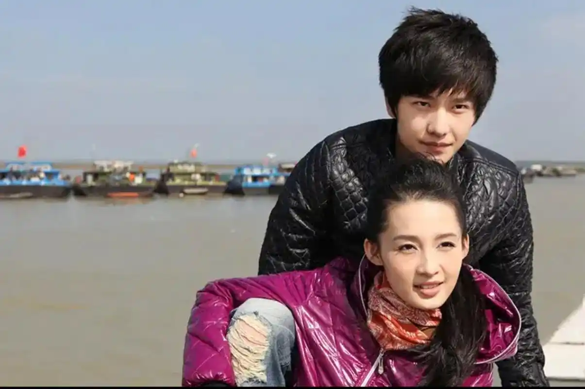 19岁的杨洋,20岁的李沁,他们在《新红楼梦》的舞台上相识,青涩的面孔