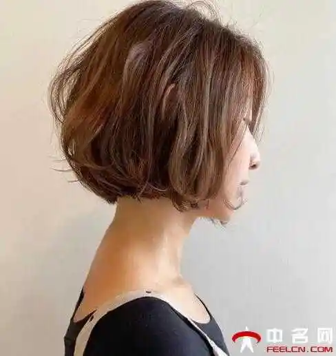 漂亮的韩式短发蓬松烫发女知性露锁骨