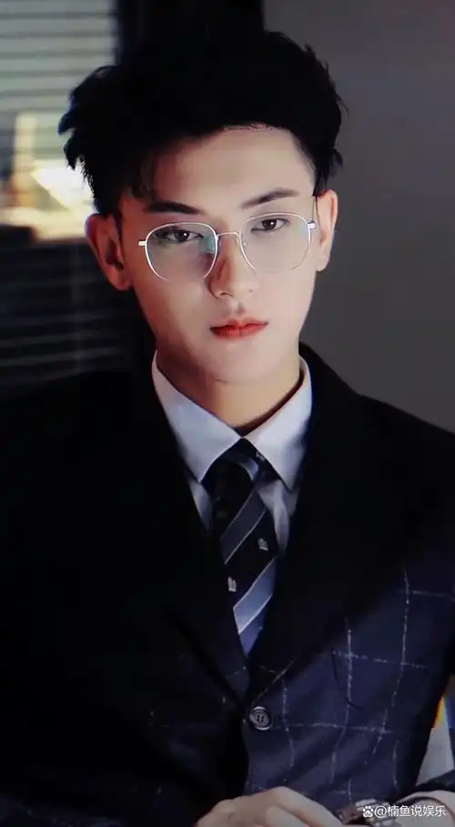 黄子韬认真起来好帅!戴金丝眼镜上演温柔霸总,与宋祖儿搭档好甜