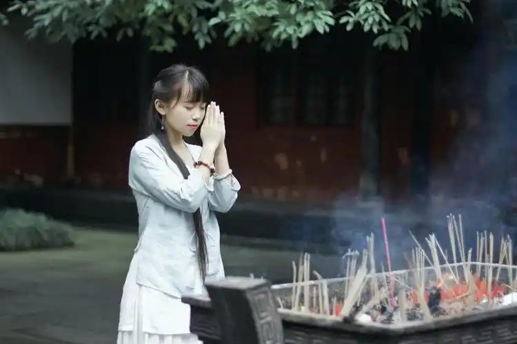 修老虎双手合十,烧香许愿