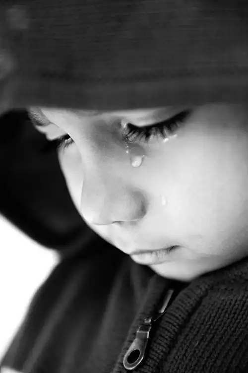哭泣的男孩图片 #黑白# #摄影比赛# #人像# #微距