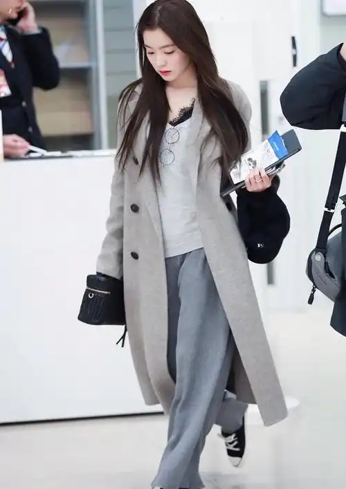 裴珠泫这也太美了,西装配毛衣尽显干练洒脱!换个丸子头太俏皮