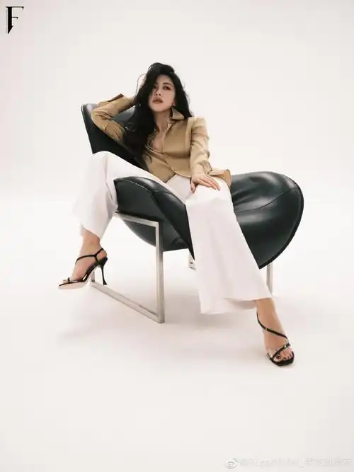 简致线条勾勒足部,配以阔腿长裤,彰显高挑身姿与飒然气场.朱珠超话