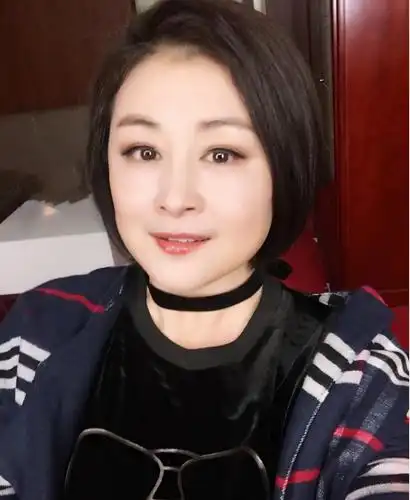 被赵本山捧红谢大脚,以土味形象示人,年轻时却比陈红还漂亮