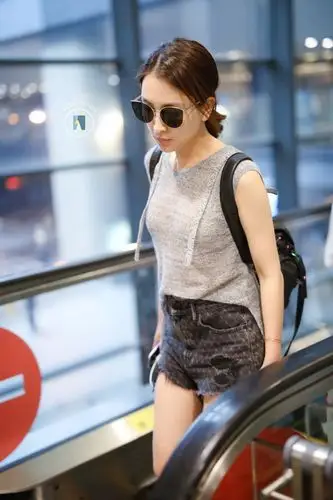 马苏终于穿短裤秀长腿但膝盖是怎么了网友真让人浮想联翩啊