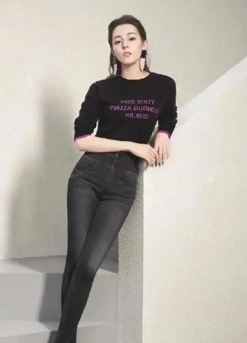 体型太完美女明星穿紧身牛仔裤太性感好看粉丝感叹人生