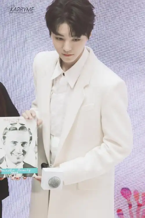 王俊凯纯白大衣造型