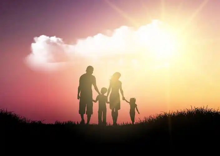 一家人在夕阳下行走的剪影