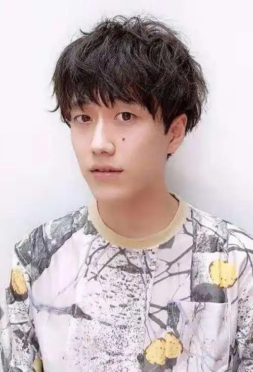 男生微卷发适合剪哪些刘海 走在时尚前沿男生短发打造
