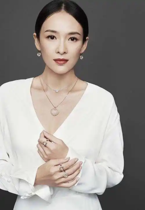 视觉上要求三庭五眼非常标致,发量适中,才能驾驭得住,章子怡这种骨相