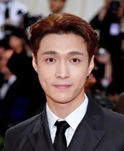 张艺兴的生图是什么水平?当看清他的全身照,路人都坐不住了!