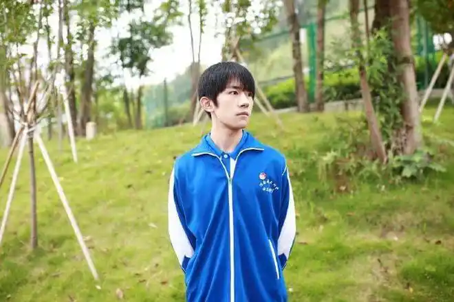 易烊千玺校服装高清大图校服都能穿出时尚感