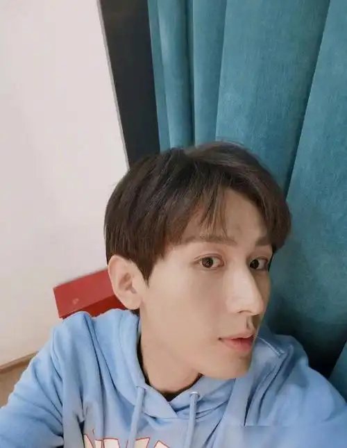 成毅的自拍和他拍差距有多大网友一个路人一个明星