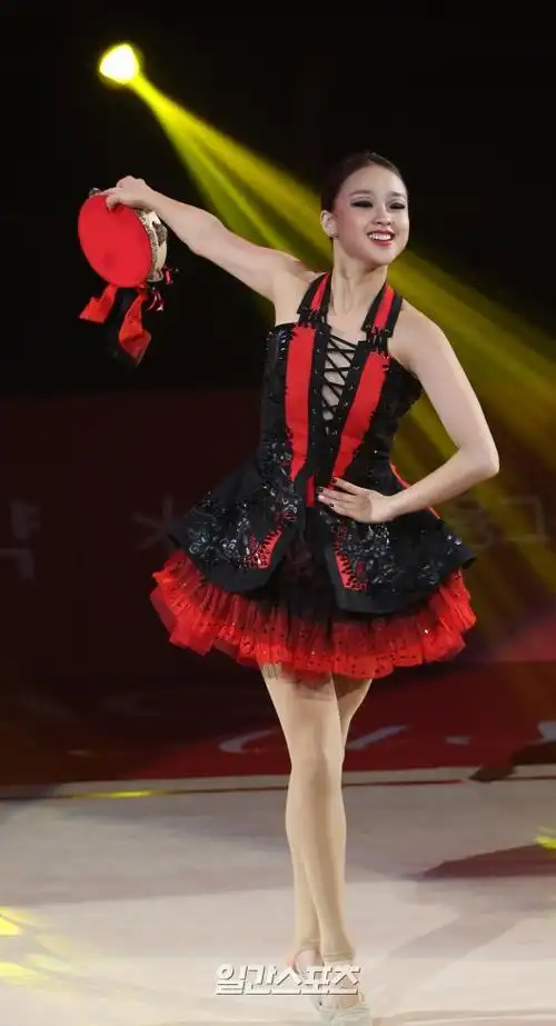 孙妍在再秀招牌一字马 动作大胆不惧走光_手机网易网