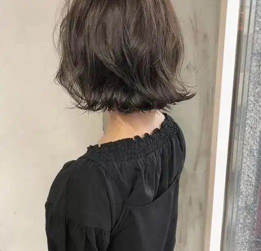 发尾翘中短发发型 洋气时髦不要太好看_女生卷发 - 美发站