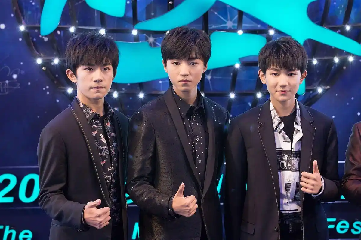 tfboys是中国内地的一支男子音乐组合,由王俊凯,王源和易烊千玺组成.