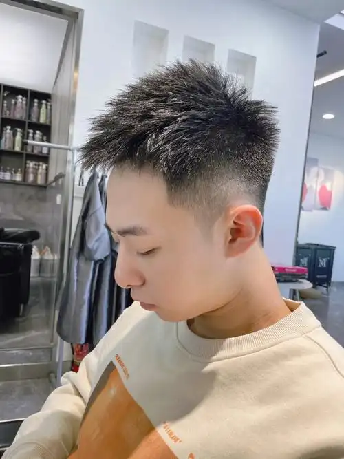 想留长 短发容易炸毛头发没有型 留长时期可以尝试这一款超短前刺发型