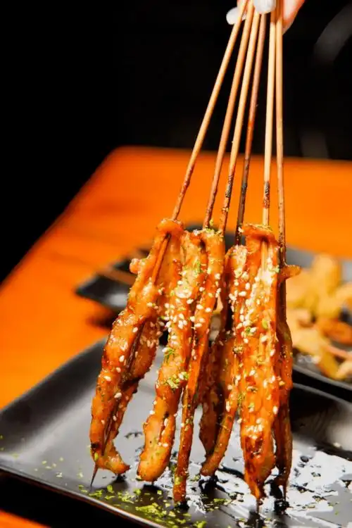 说到猪颈肉有人会被它的肥腻而劝退有人则喜欢,但这里的香柠猪颈肉