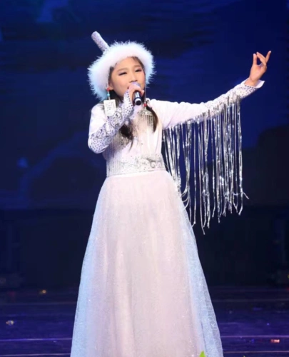 李郡一新春勇夺金,唱响魅力新歌声