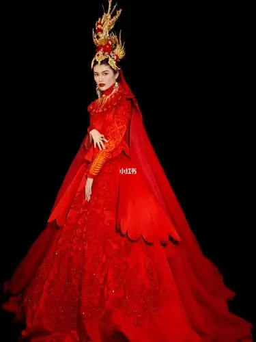 何穗身着盖娅传说华服-百鸟朝凤登上春晚舞台,头顶华冠,羽披百眼,工艺