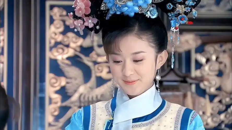 好喜欢她的旗装!可惜现在的清宫剧几乎没有了