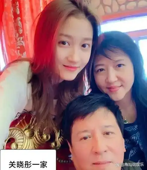 明星们的全家福看看长得像妈妈还是爸爸呢