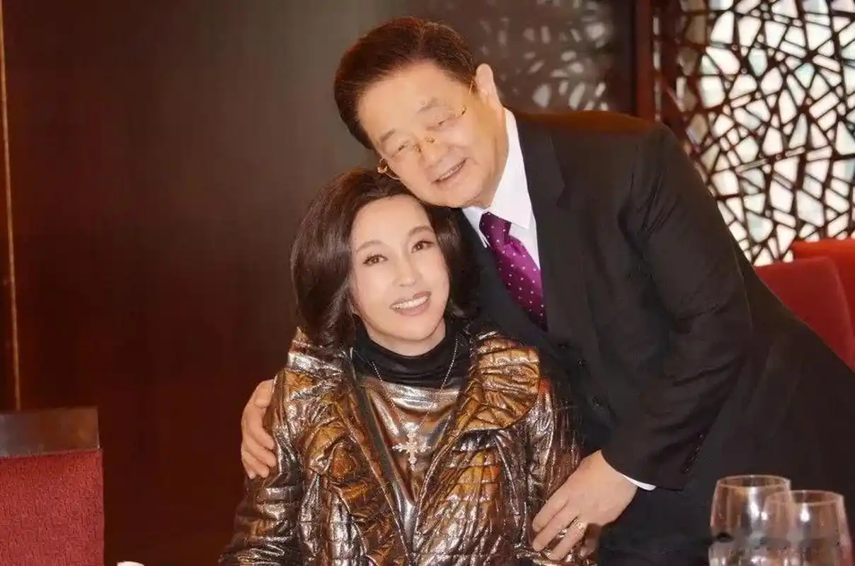 70岁刘晓庆和81岁老公一起春游,差11岁却像差了辈分,刘晓庆像30岁的