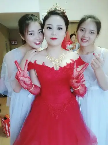 表姐是新娘,左边是丑美的堂姐,右边是我三姐,很多人说我们像双胞胎