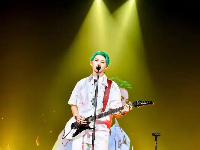 小鬼王琳凯深圳场演唱会乐队首登台漫画发色吸睛