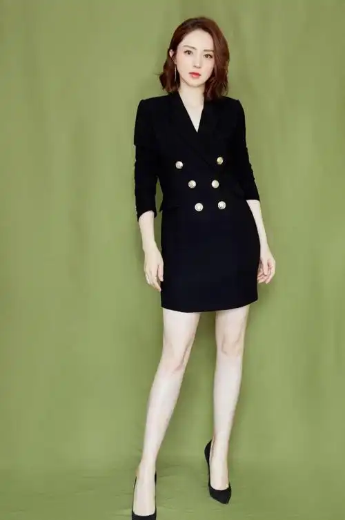 瞧瞧董璇的穿法,优雅又高级__财经头条