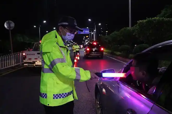 清远一男子饮酒后自认为交警雨天不查车结果