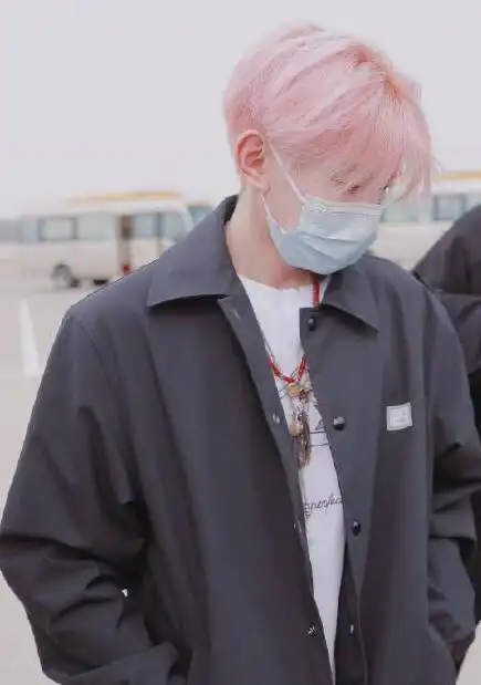 王源粉色头发引网友高呼充满樱花气息的少年