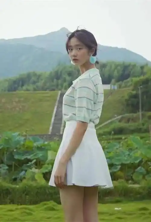 16岁黄多多晒近照!化浓妆像缩小版孙莉,穿短裙秀大长腿似女明星