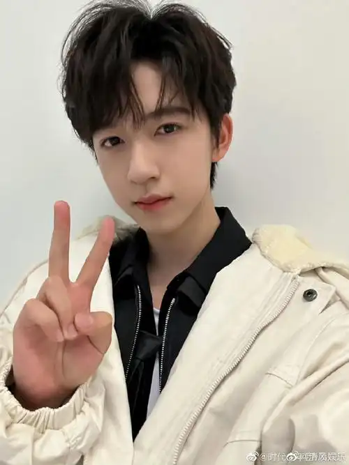 贺峻霖今晚9点生日直播##贺峻霖19岁生日直播