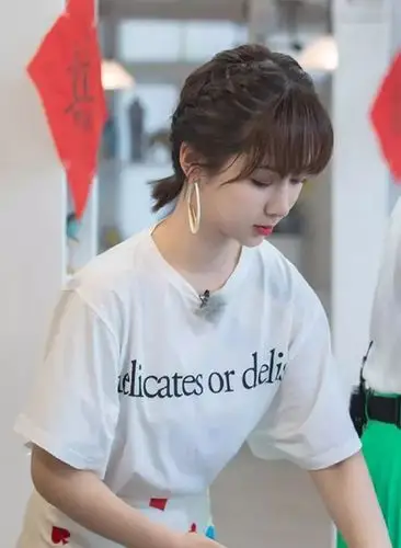 跟着杨紫换发型7种扎法减龄更上相