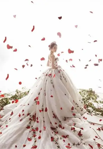 迪丽热巴的庄园玫瑰婚纱惊艳众生高级定制到底有多美