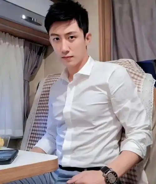 187cm的黄景瑜现实中长啥样?看到线下生图,网友感慨万千