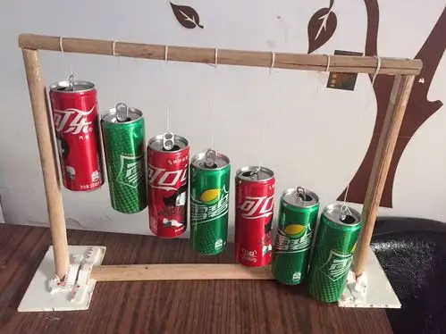 和孩子们一起动手,利用废弃的塑料制品,易拉罐,吸管等材料自制小乐器