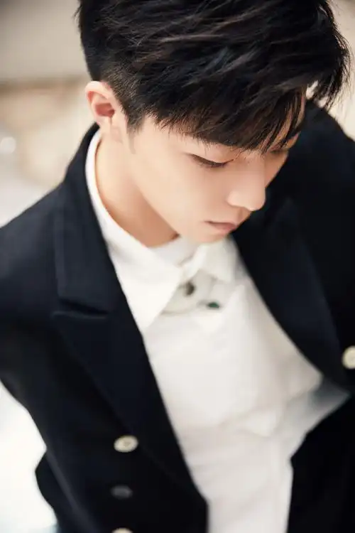 简介:陈立农酷感十足帅气图片写真,分享一组陈立农