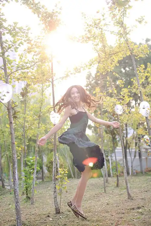 记住逆光拍摄要补光,用曝光补偿和反光板对人物脸部进行补光.