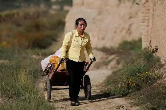 一个女人"穷惯了",身上会有3个明显特征,越到中年越明显