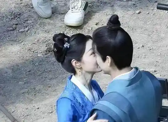 白敬亭疑否认恋情领证同居见家长是假12个字回应近期网络传言