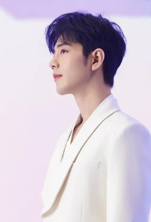 肖战白色西装##肖战工作室发了肖战工作碎片