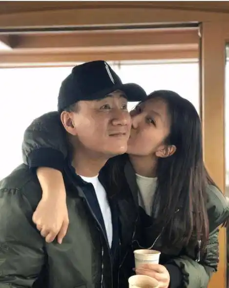 有种"时尚过猛"叫胡军女儿,1米85身材太亮眼,网友高喊:心动_胡九儿