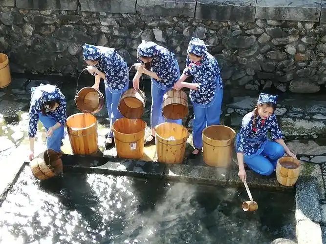 硒水隐温汤 村妹勺泉忙