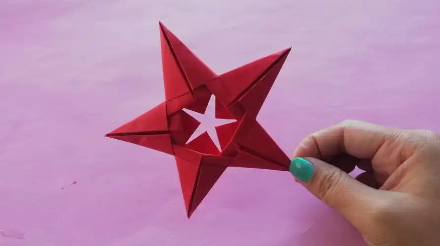 折法(简单步骤就能折一个漂亮的镂空五角星,还可以当飞镖玩,手工折纸)