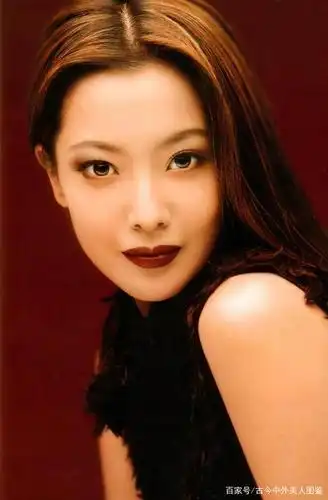 如今金喜善已经43岁了,而看她的生活照片依旧能感受到美人的气质.