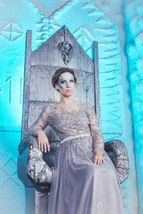 美丽的冬天雪之女王坐在宝座上